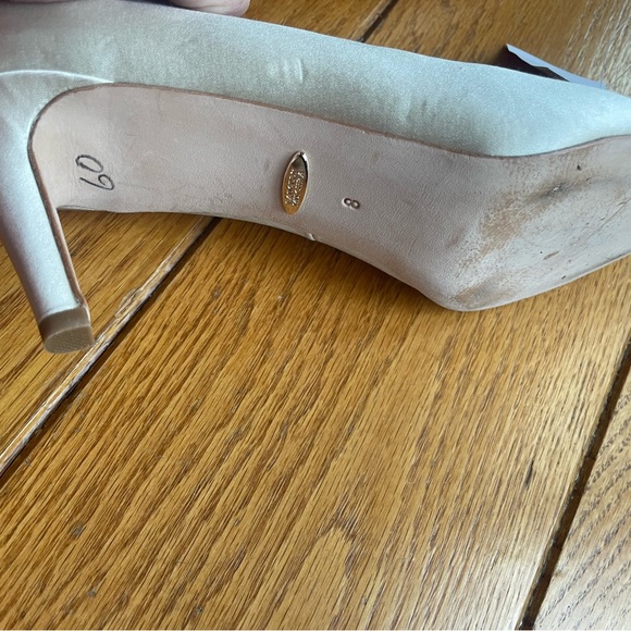 Cher Crystal Embellished Pump size 8
Badgley Mischka - Picture 7 of 8